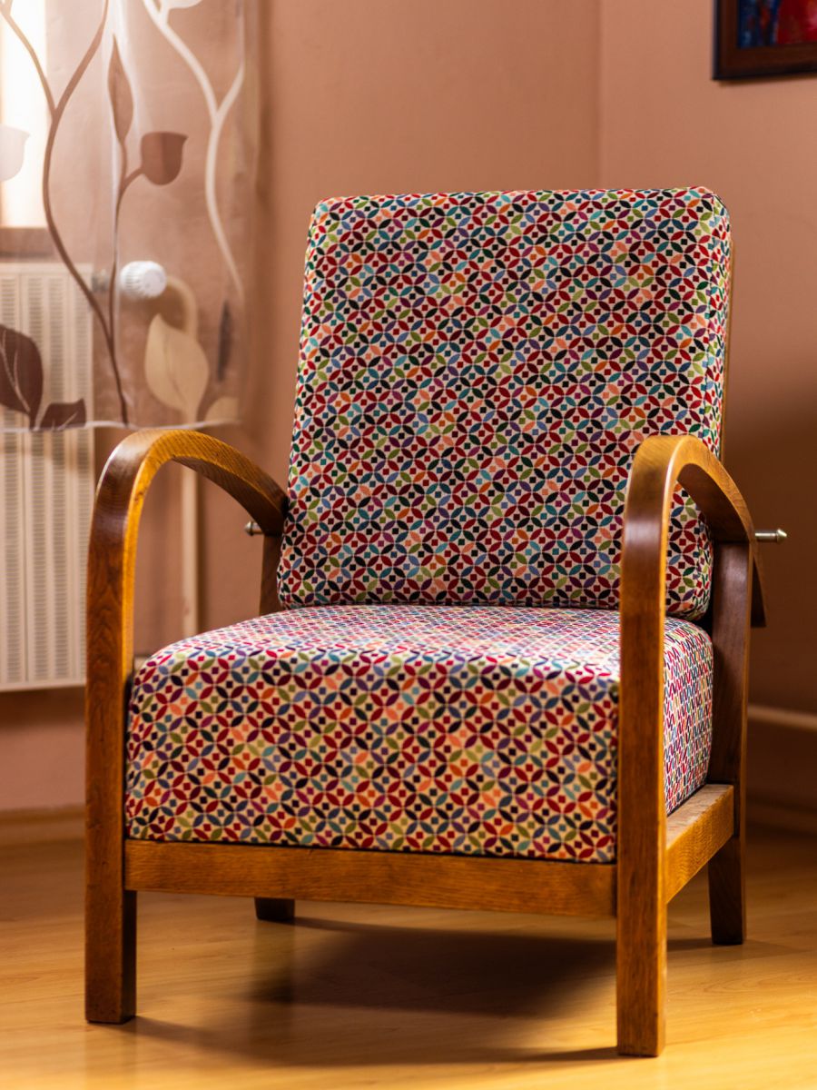 Zrenovované křeslo možná po babičce - po renovaci