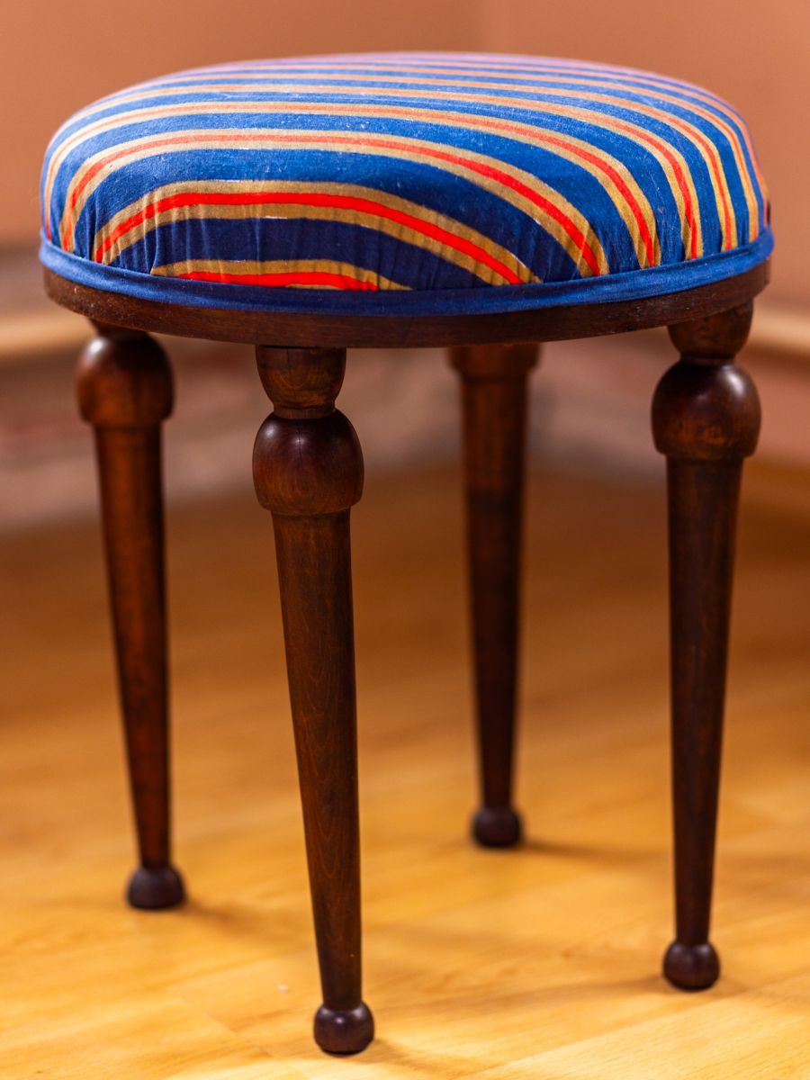 Zrenovované taburety, podnožky - po renovaci